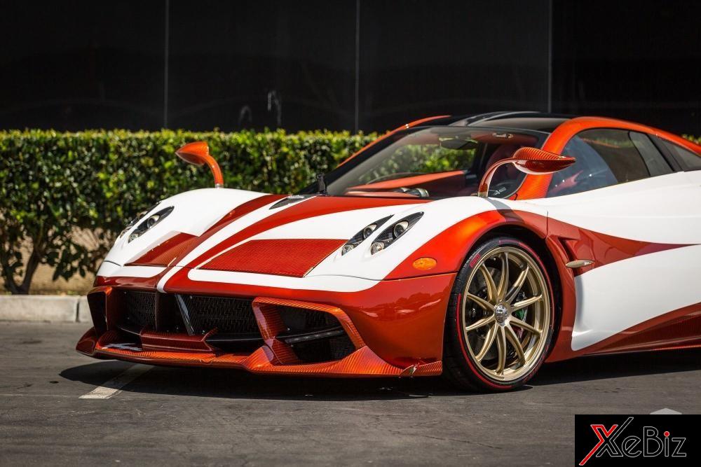 Ngoại thất xe sơn màu trắng và sợi carbon cam