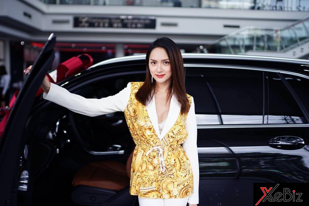 Hương Giang ăn mặc gợi cảm, tạo dáng bên chiếc SUV mới tậu