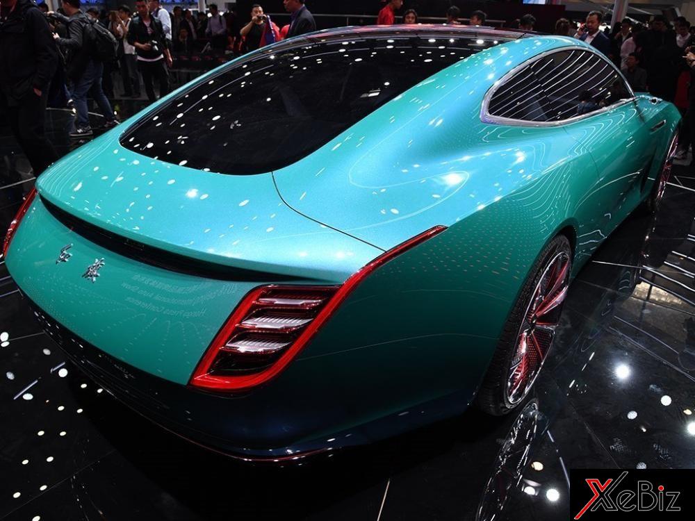 Đuôi xe lại có điểm tương đồng với một mẫu Bentley