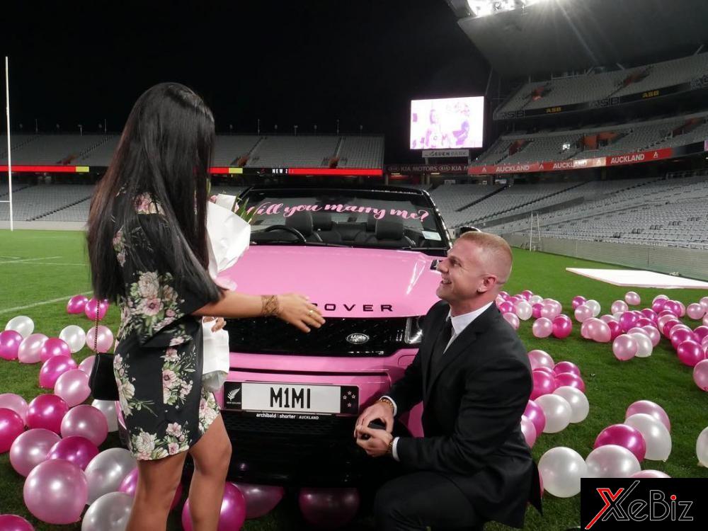 Josef quỳ gối xuống để cầu hôn bạn gái 3 năm Josef quỳ gối xuống để cầu hôn bạn gái 3 năm