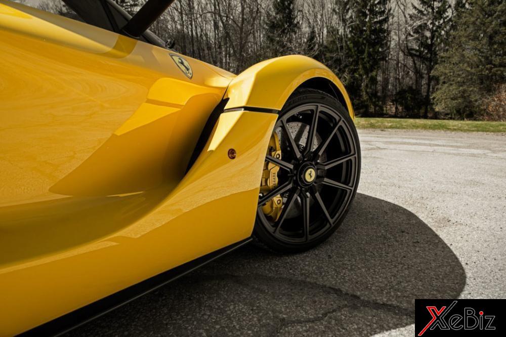 Với ngoại thất vàng rực bắt mắt, bộ mâm đa chấu của Vossen được sơn màu đen sẽ tạo nên vẻ cứng cáp cho siêu phẩm hybrid.