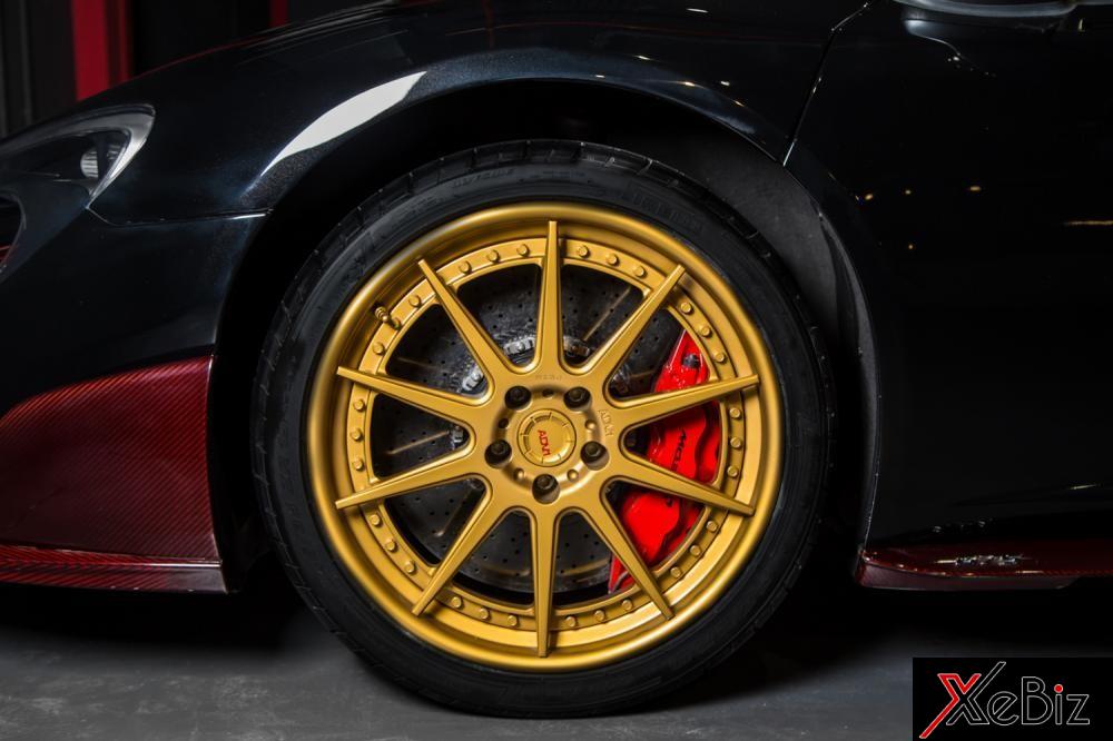 Không chỉ sở hữu bộ&nbsp;áo cực kỳ cá tính, siêu xe hàng hiếm McLaren 675LT còn có bộ mâm hợp kim siêu xe nhẹ do hàng ADV.1 chế tạo.&nbsp;Điểm nhấn của bộ vó này chính là nước sơn vàng nổi bật và cùm phanh phía bên trong sơn màu&nbsp;đỏ.