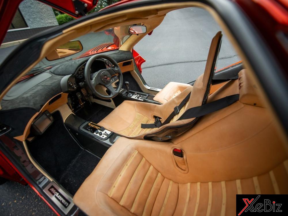 cùng với nội thất bọc da Magnolia và Alcantara. Ghế ngồi của siêu xe có màu be. Cùng với nội thất bọc da Magnolia và Alcantara. Ghế ngồi của siêu xe có màu be.