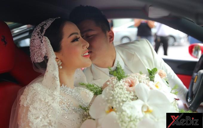 Vợ chồng nam ca sĩ Lâm Vũ hạnh phúc bên trong khoang lái Ferrari 488 GTB Vợ chồng nam ca sĩ Lâm Vũ hạnh phúc bên trong khoang lái Ferrari 488 GTB