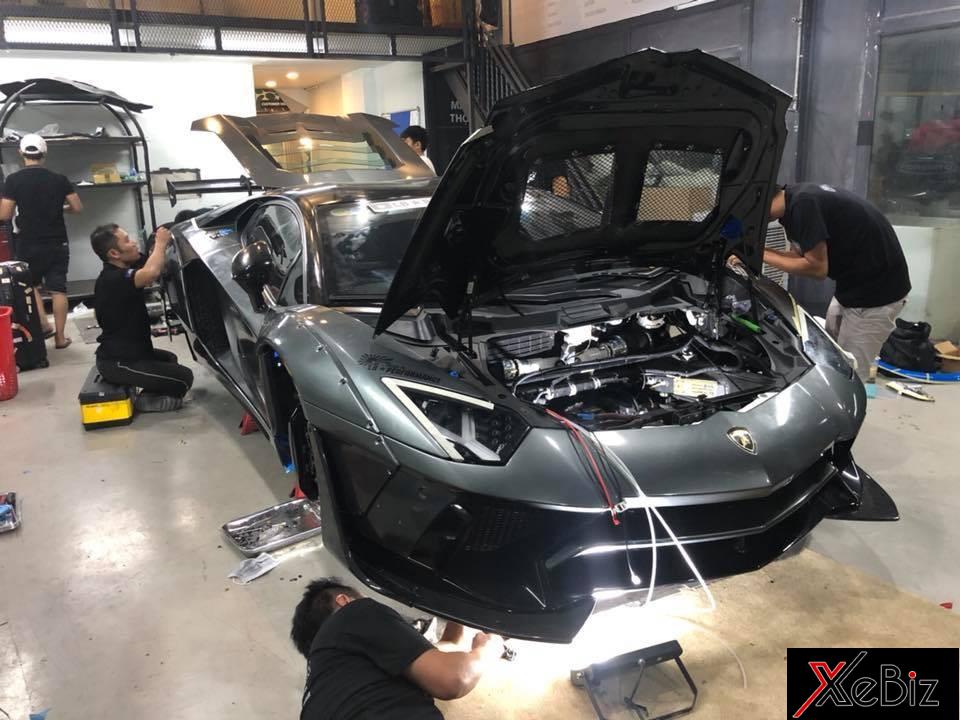 Những người thợ của Liberty Walk đã mất 3 ngày để thực hiện bản độ Lamborghini Aventador Limited Edition 50 cho một chủ nhân tại Việt Nam