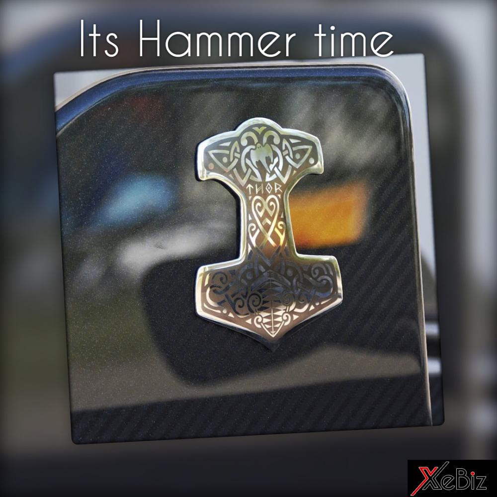 Biểu tượng cây búa của thần Thor nhưng được cải tiến lại và thêm logo của hãng xe Koenigsegg. Biểu tượng cây búa của thần Thor nhưng được cải tiến lại và thêm logo của hãng xe Koenigsegg.