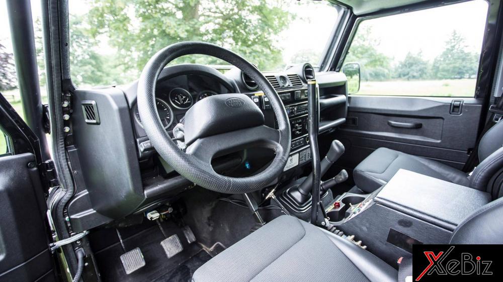 Chỗ ngồi lái trong Land Rover Defender SVX 2014