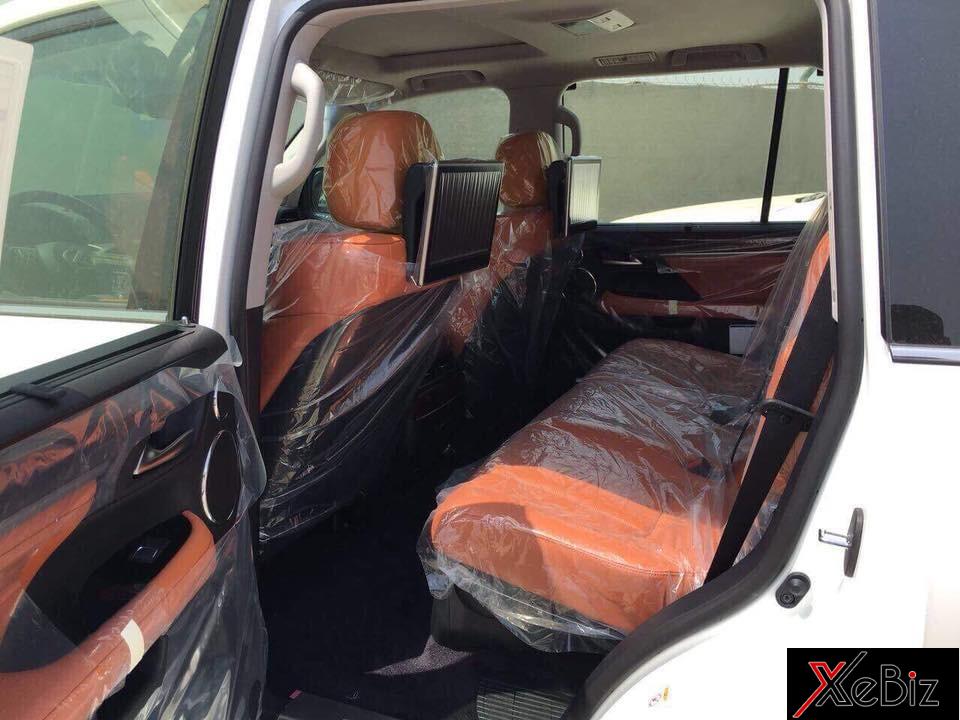 Đây là hàng ghế thứ 2 của&nbsp;Lexus LX570 Super Sport 2018 phiên bản 7 chỗ ngồi