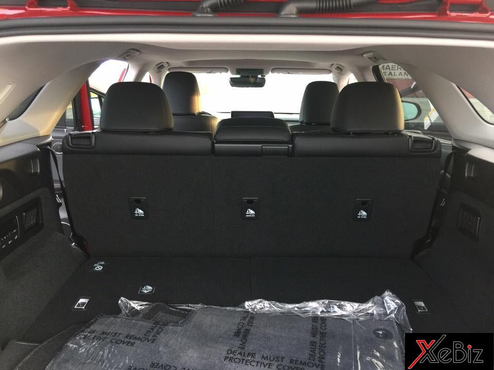 Tất nhiên, dù khác màu sơn hay tuỳ chọn bộ mâm, chiếc&nbsp;Lexus RX350L 2018 này vẫn có không gian nội thất 7 chỗ ngồi. Hàng ghế thứ 3 của&nbsp;mẫu crossover hạng sang này&nbsp;có&nbsp;thể&nbsp;được&nbsp;gập&nbsp;lại&nbsp;theo tỷ&nbsp;lệ 60/40.&nbsp;