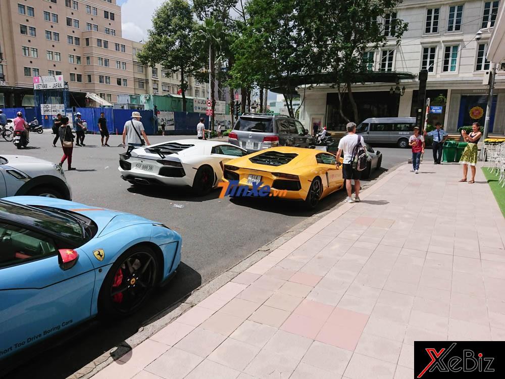 Có rất đông du khách và các bạn trẻ mê xe đứng chụp ảnh cùng các siêu xe độ này