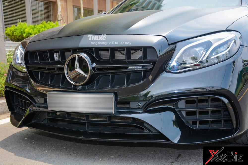 Bộ body kit Mercedes-Benz E63 S mang đến ngoại hình chiếc E300 AMG khoẻ khoắn hơn với lưới tản nhiệt mới có thiết kế nan kép đi kèm với logo ngôi sao ba cánh đặt giữa Bộ body kit Mercedes-Benz E63 S mang đến ngoại hình chiếc E300 AMG khoẻ khoắn hơn với lưới tản nhiệt mới có thiết kế nan kép đi kèm với logo ngôi sao ba cánh đặt giữa