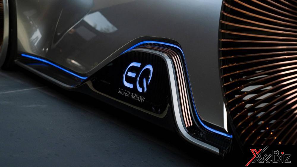 Logo EQ phát sang bên sườn của Mercedes-Benz EQ Silver Arrow 