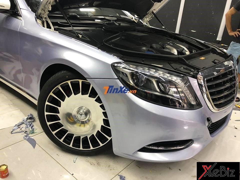 Bộ áo mới Gloss Metallic Quick Silver của chiếc Mercedes-Benz S500 là phim dán chuyên dụng của hãng Avery Denision