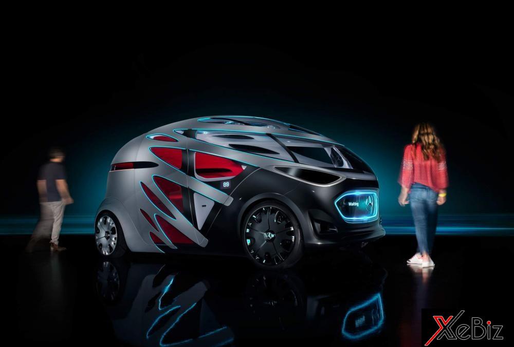 Mercedes-Benz Vision Urbanetic giao tiếp với người đi bộ qua màn hình trên đầu xe Mercedes-Benz Vision Urbanetic giao tiếp với người đi bộ qua màn hình trên đầu xe