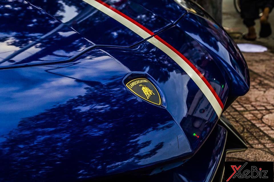 Ngoại thất của siêu xe hàng hiếm Lamborghini Aventador LP750-4 SV nãy vẫn mang bộ áo 3 màu là xanh dương, trắng và đỏ