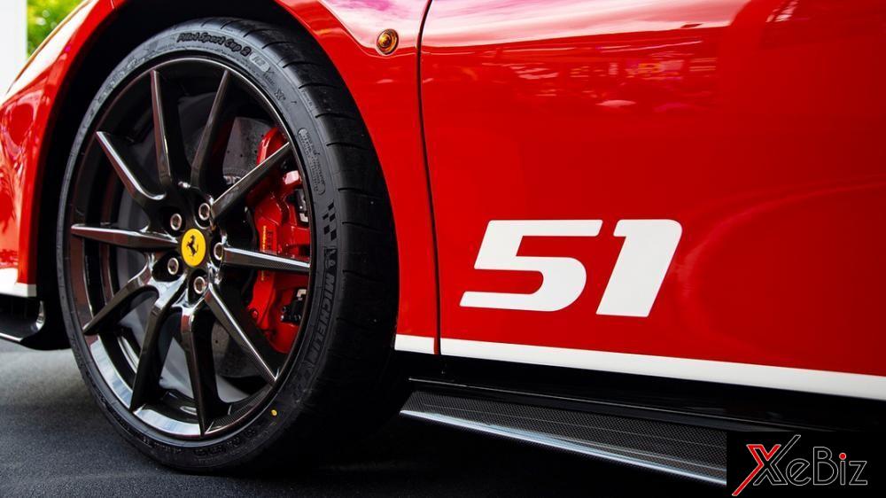 Con số 51 bên sườn xe Ferrari 488 Pista Piloti