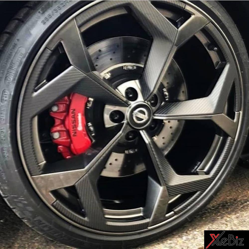 Bộ vành của Nissan GT-R50 với cùm phanh màu đỏ nổi bật