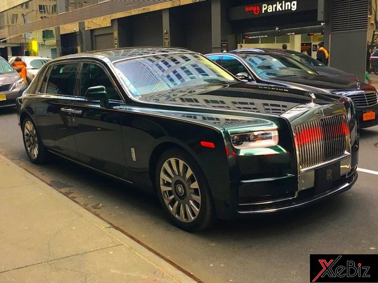 Một chiếc Rolls-Royce Phantom VIII sở hữu màu sơn Dark Emerald Một chiếc Rolls-Royce Phantom VIII sở hữu màu sơn Dark Emerald