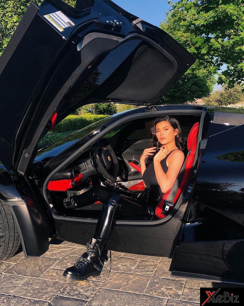 Chụp ảnh với Ferrari LaFerrari cũng phải mặc đồ đen tông xuyệt tông với ngoại thất siêu xe triệu đô này