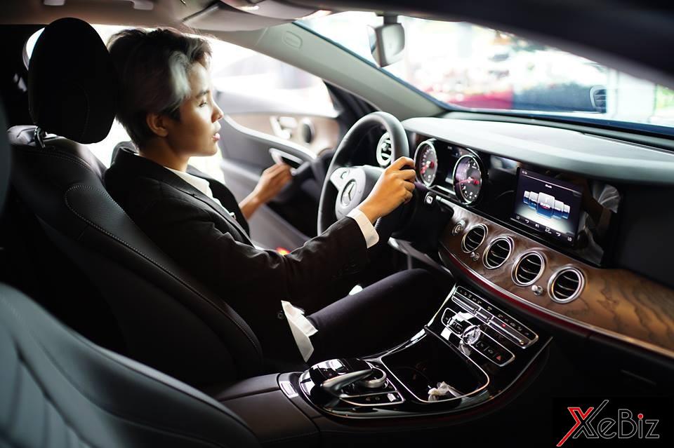 Nội thất của chiếc xe sang Mercedes-Benz E200 nữ ca sĩ Cô gái đến từ hôm qua mới tậu có nội thất tông xuyệt tông màu đen với ngoại thất.