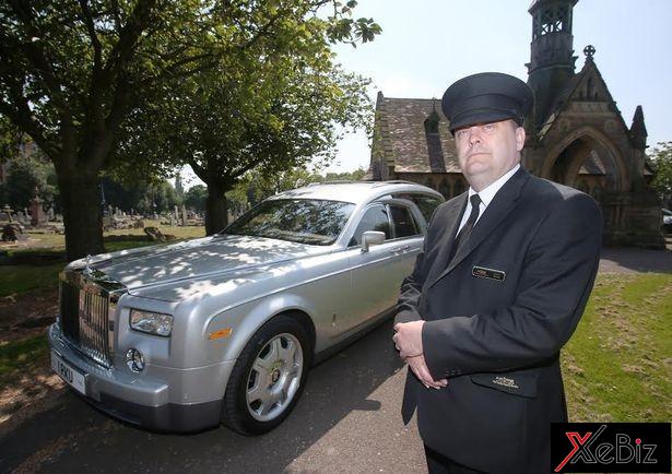Tài xế chuyên lái chiếc xe tang Rolls-Royce Phantom