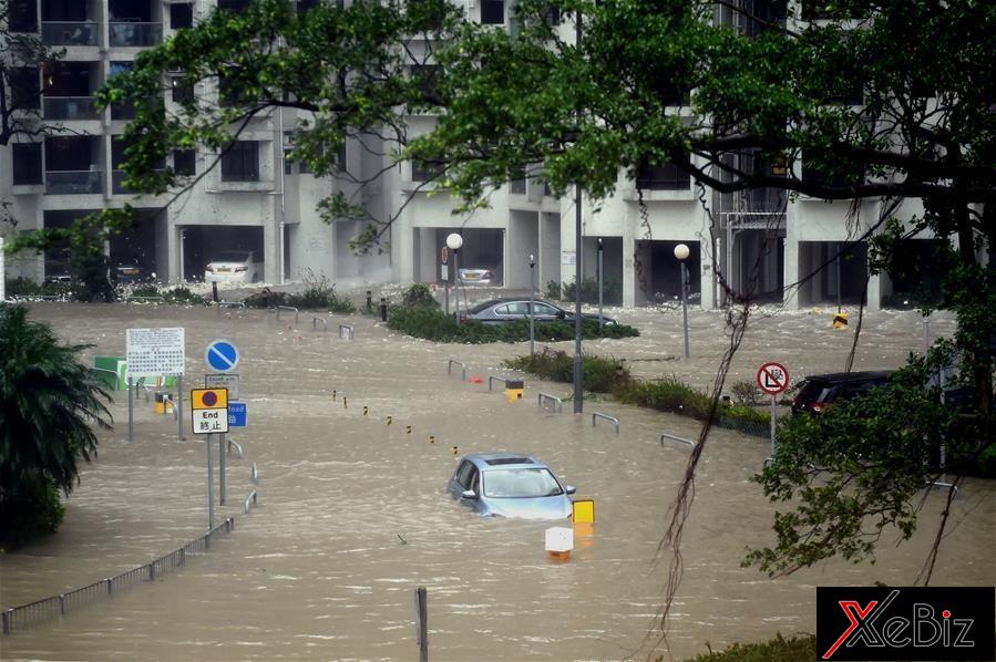 Đường phố Hong Kong trở thành sông sau khi bão Mangkhut hoành hành