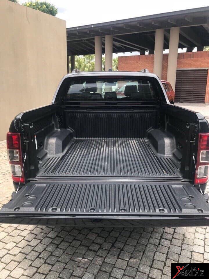 Ford Ranger 2018 có tính năng EZ Lift Tailgate giúp đóng/mở cửa thùng sau bằng 1 tay