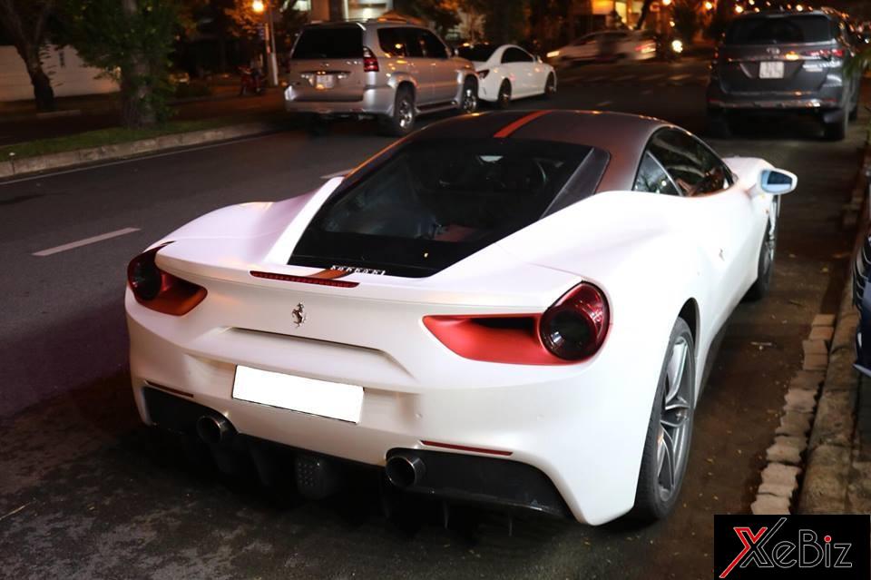 Ngoài chiếc McLaren 650S Spider mới được thay áo, chủ nhân này còn sở hữu một siêu xe khác là Ferrari 488 GTB