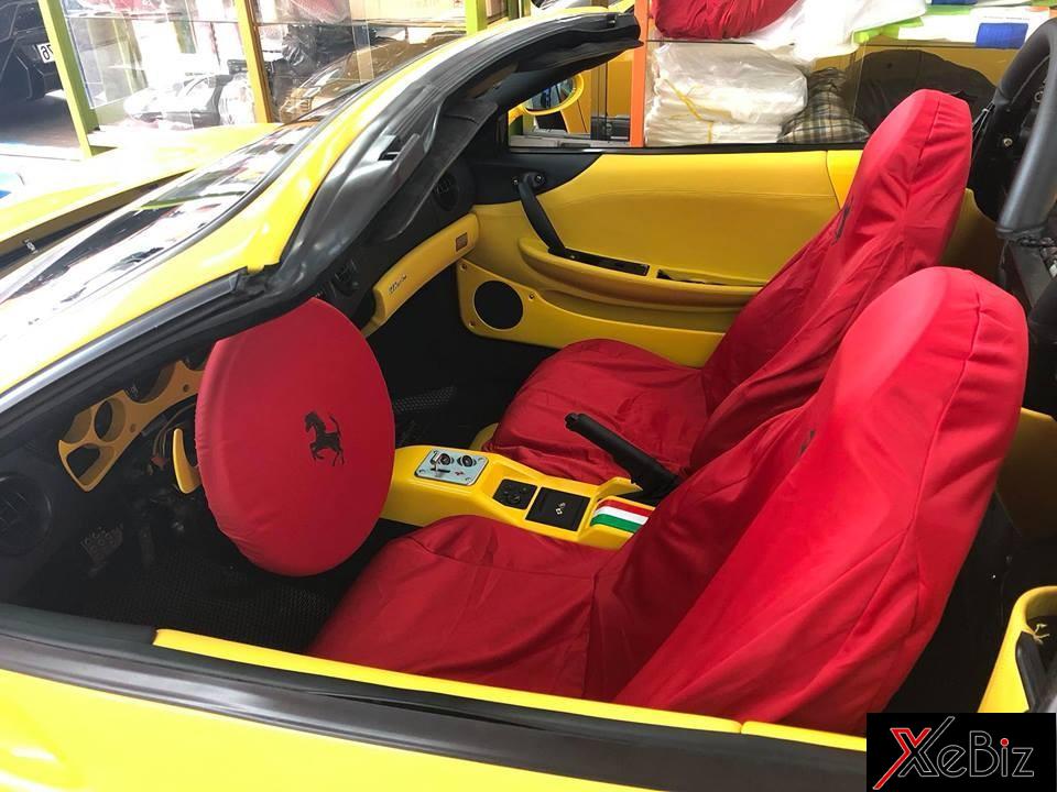 Nội thất của chiếc Ferrari 360 Spider này được sơn lại hoàn toàn thành màu vàng rực  Nội thất của chiếc Ferrari 360 Spider này được sơn lại hoàn toàn thành màu vàng rực