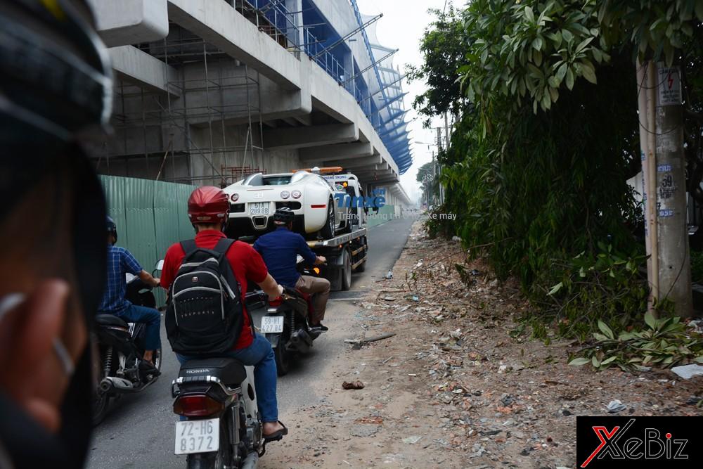 Con đường từ trạm đăng kiểm ra đến đường lộ có diện tích khá nhỏ, chính vì thế mà hàng dài xe máy&nbsp;đã chạy sau chiếc xe cứu hộ&nbsp;đang vận chuyển Bugatti Veyron