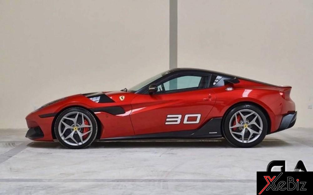 Con số 30 màu trắng bên sườn như dấu hiệu nhận biết của Ferrari SP30 Con số 30 màu trắng bên sườn như dấu hiệu nhận biết của Ferrari SP30