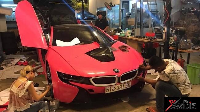 Siêu xe BMW i8 diện áo hồng nữ tính xuống phố 04