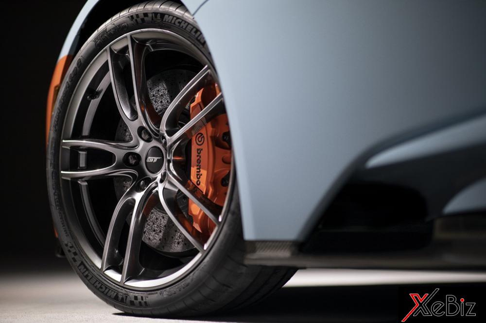 Siêu xe Ford GT Heritage Edition 2019 có bộ áo màu xanh thiên thanh cùng nhiều chi tiết hoàn thành với màu cam và sợi carbon bóng