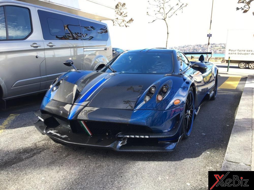 Pagani Huayra BC Macchina Volante của Kris Singh có bộ&nbsp;áo màu xanh carbon&nbsp;đẹp mắt,&nbsp;đi kèm còn có các chi tiết bằng sợi carbon bóng tạo nên vẻ&nbsp;đẹp sexy cho mẫu siêu xe hàng hiếm này.