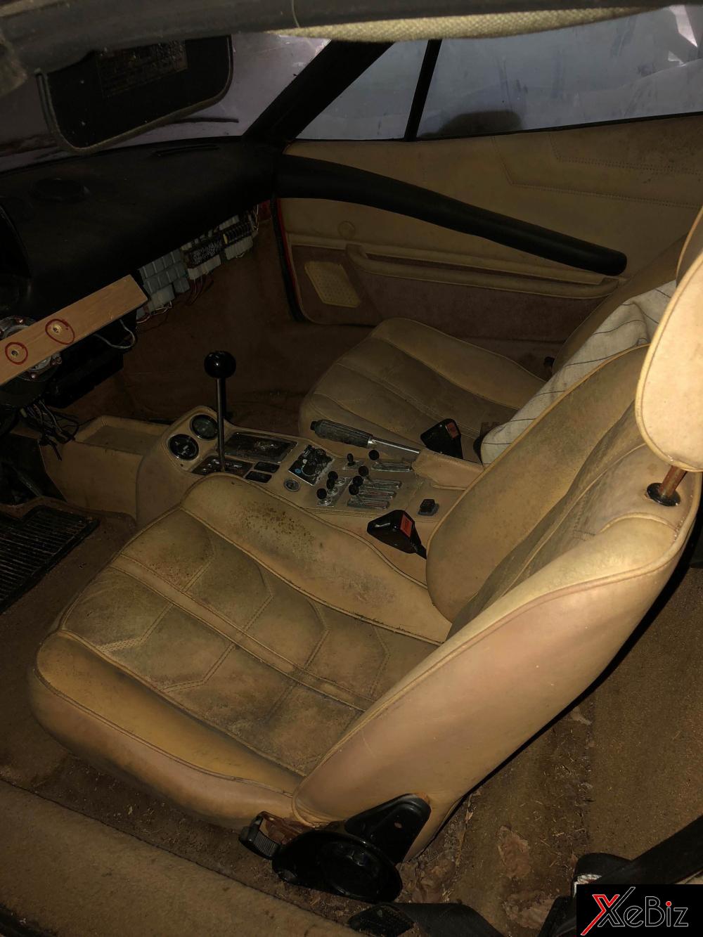 Nội thất siêu xe Lamborghini Countach bị chủ bỏ rơi 2 thập kỷ đóng bụi khá dày đặc