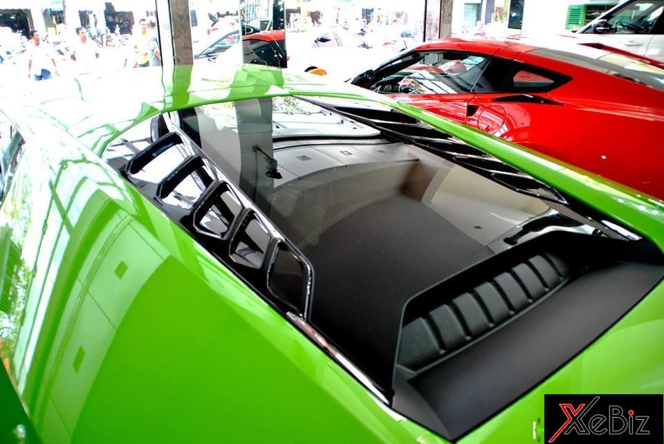 Nắp khoang động cơ trên siêu xe Lamborghini Huracan LP610-4 màu xanh cốm này bằng kính trong suốt