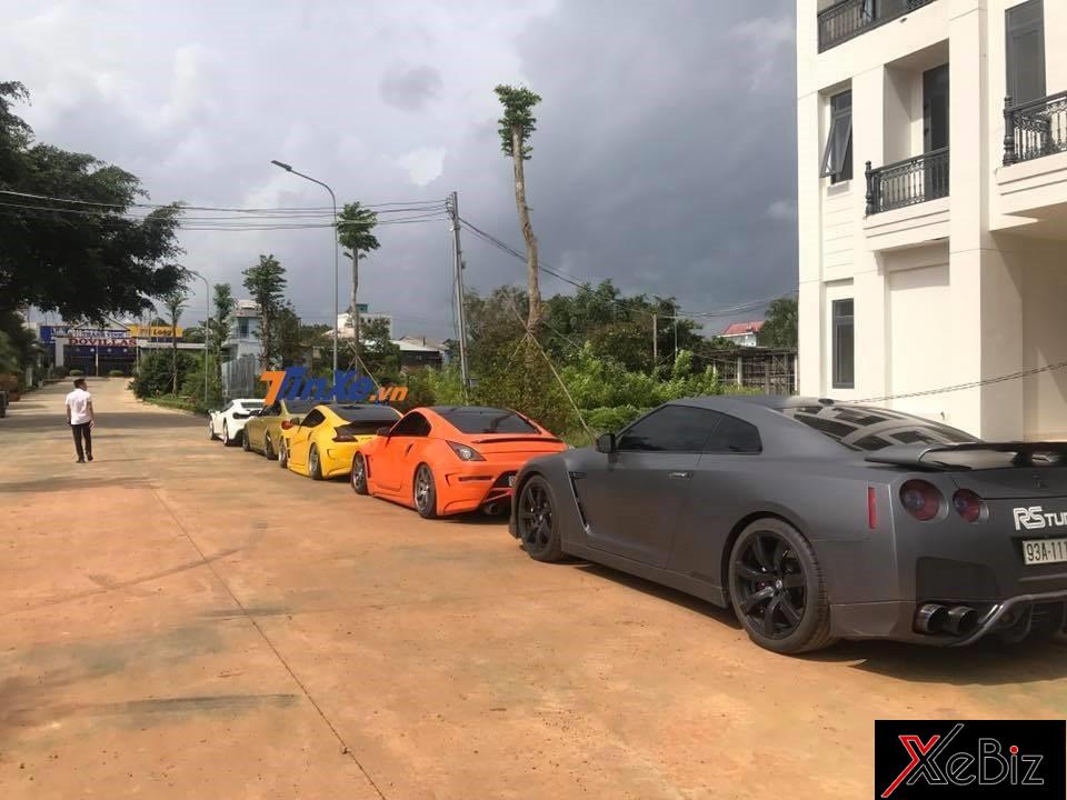 Dàn xe độ dữ dằn của tỉnh Bình Phước với sự dẫn đầu là siêu xe mui trần Ferrari 488 Spider màu trắng.
