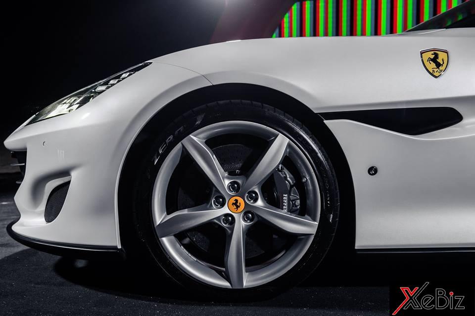 Siêu xe mui trần Ferrari Portofino ra mắt giới nhà giàu Singapore được khoác áo trắng Bianco đẹp mắt đi kèm nội thất màu đen. Ngoài ra, đơn vị phân phối dòng siêu xe Ferrari tại Singapore cũng cho trưng bày 2 chiếc Ferrari Portofino tại phòng trưng bày đến hết ngày 27/5 cho khách tham quan chiêm ngưỡng. Siêu xe mui trần Ferrari Portofino ra mắt giới nhà giàu Singapore được khoác áo trắng Bianco đẹp mắt đi kèm nội thất màu đen. Ngoài ra, đơn vị phân phối dòng siêu xe Ferrari tại Singapore cũng cho trưng bày 2 chiếc Ferrari Portofino tại phòng trưng bày đến hết ngày 27/5 cho khách tham quan chiêm ngưỡng.