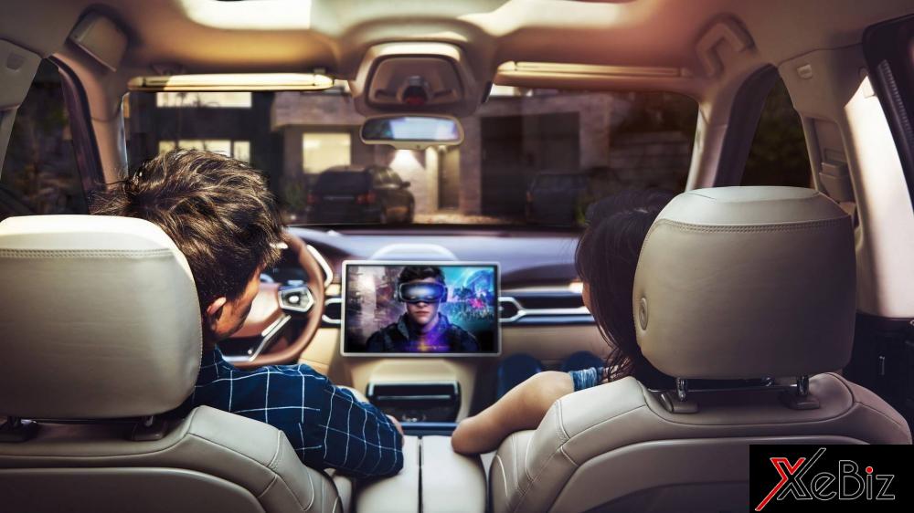 Màn hình cảm ứng thông tin giải trí ở phía trước có thể xoay tự do hai chế độ tùy ý người sử dụng