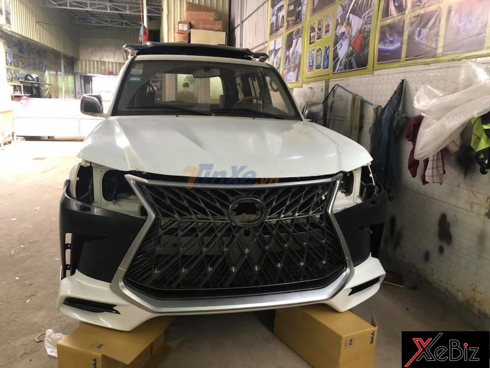 Mặt tiền của chiếc Lexus LX470 đời 2005 bắt đầu trở thành phiên bản exus LX570 Super Sport 2018 Mặt tiền của chiếc Lexus LX470 đời 2005 bắt đầu trở thành phiên bản exus LX570 Super Sport 2018