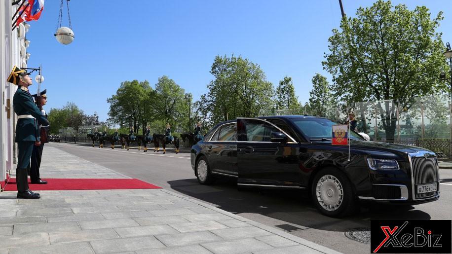 Viền lưới tản nhiệt mạ crôm của chiếc limousine Viền lưới tản nhiệt mạ crôm của chiếc limousine