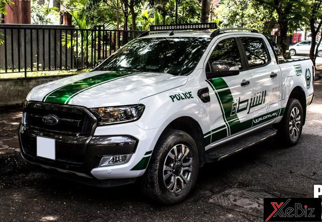  Ford Ranger Wildtrak trông ngầu hơn với tem cảnh sát Dubai.