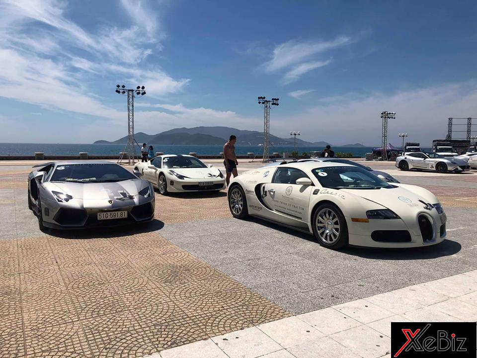 Khoảng 16h chiều, đoàn siêu xe của ông Đặng Lê Nguyên Vũ có mặt tại Nha Trang và nhanh chóng di chuyển đến Quảng trường 2/4 để chụp ảnh kỷ niệm