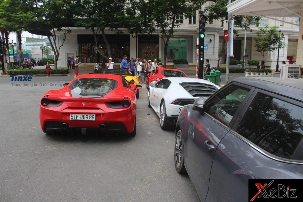 Ferrari 488 GTB màu đỏ của Tuấn Hưng đỗ bên cạnh siêu xe Lamborghini Huracan màu trắng