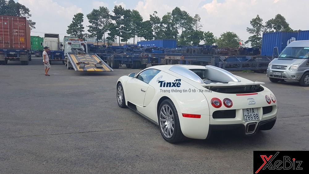 Bugatti Veyron xuất hiện lần đầu tiên tại Việt Nam vào tháng 2/2012, trong đó, đoạn video quay lại siêu phẩm này luồn lách trên con đường Nơ Trang Long có khá nhiều xe máy lưu thông đã gây ấn tượng cho giới truyền thông quốc tế. 