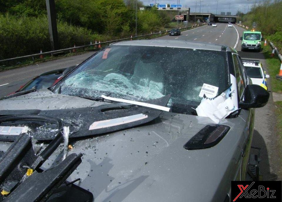 Chiếc Range Rover Velar này thiệt hại nhẹ hơn so với chiếc màu đỏ