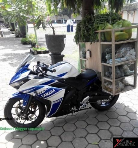 Yamaha R25 chở hoa quả đi bán rong Yamaha R25 chở hoa quả đi bán rong