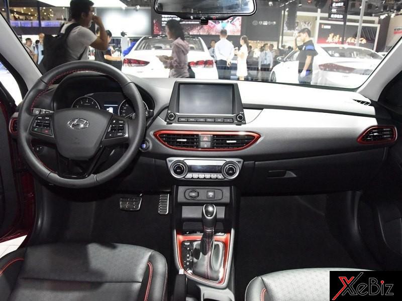 Nội thất phối 2 màu đỏ - đen tương phản của Hyundai Celesta Wagon