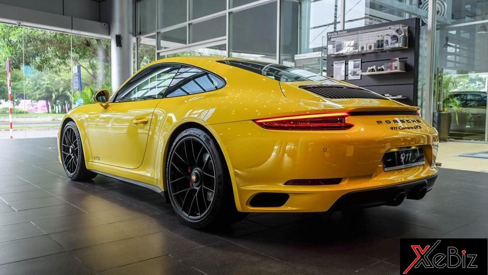 Hốc gió trước, khuếch tán hay các logo như Porsche, 911 Carrera GTS và dòng chữ GTS bên hông xe cũng được hoàn thành với màu đen. Hốc gió trước, khuếch tán hay các logo như Porsche, 911 Carrera GTS và dòng chữ GTS bên hông xe cũng được hoàn thành với màu đen.