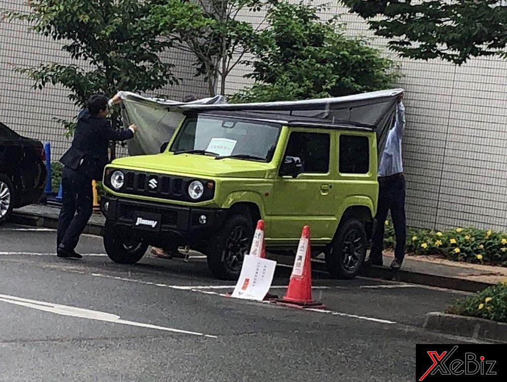 Khi ngắm nhìn Suzuki Jimny 2019, có người sẽ liên tưởng đến Mercedes-Benz G-Class và Jeep Renegade